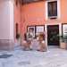 ...e cortile), senza illuminazione e senza pannelli esplicativi. Una sistemazione che di certo non rende loro onore